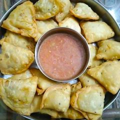 A picture of Khasta samosa.