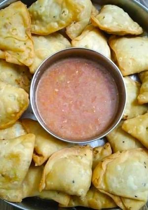 A picture of Khasta samosa.