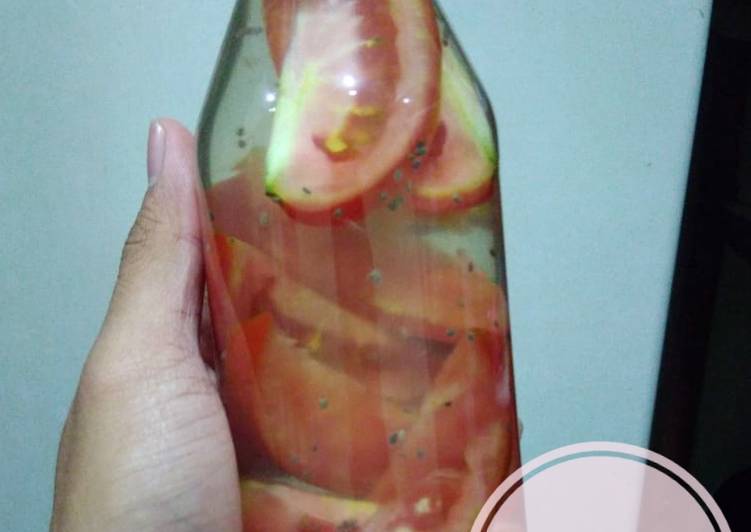 Cara termudah untuk Campuran saat makan malamInfused Water Tomat dan Chia Seed Himalaya