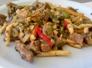 Una foto de Wok de verduras y carne