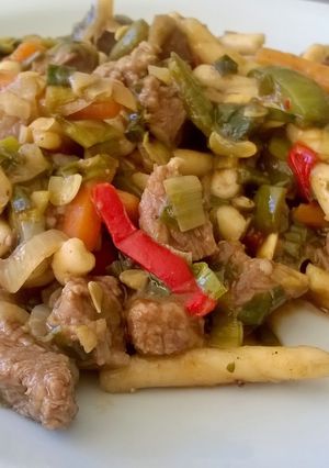 Una foto de Wok de verduras y carne