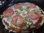 Una foto de pizza con salame y queso