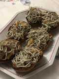 Nidos de gulas picantes sobre nidos de bollitos integrales