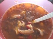 Una foto de lentejas con tomate y cebolla