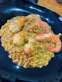 Una foto de Arroz caldoso de Vieiras y gambones
