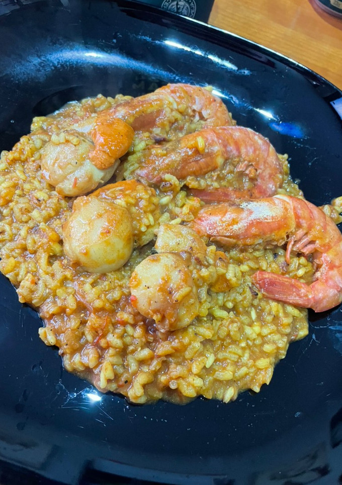 Una foto de Arroz caldoso de Vieiras y gambones