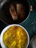 Bananes Plantain Bouillies, Steak de Porc et Riz au Curcuma