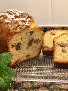 Una foto de Plum cake de leche condensada y nueces, muy sencillo