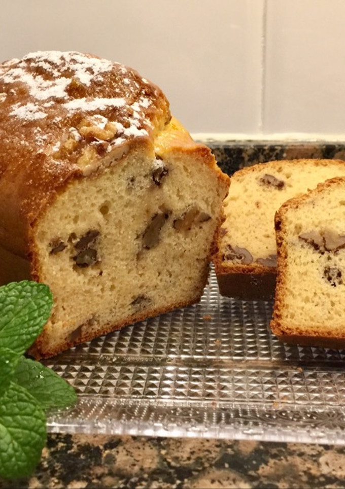 Una foto de Plum cake de leche condensada y nueces, muy sencillo