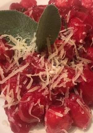 Foto di Gnocchi di patate con crema di rapa rossa