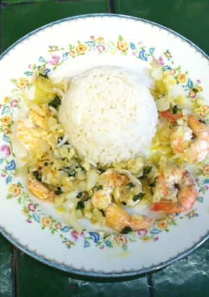 Una foto de Camarones salteados con cebolla y ajo ©