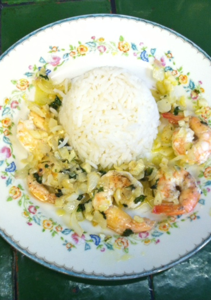 Una foto de Camarones salteados con cebolla y ajo ©
