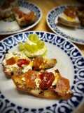 Tosta salada de tomate confitado con queso y membrillo casero