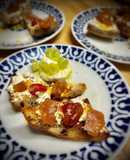 Tosta salada de tomate confitado con queso y membrillo casero