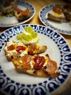 Una foto de Tosta salada de tomate confitado con queso y membrillo casero