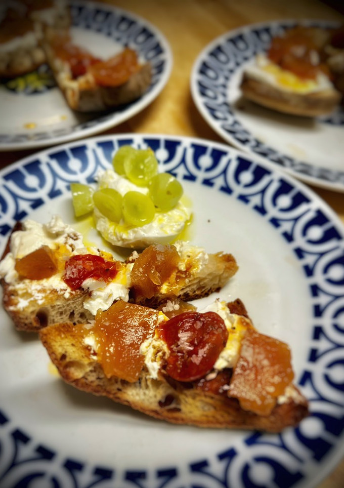 Una foto de Tosta salada de tomate confitado con queso y membrillo casero