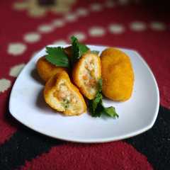 A picture of Kroket kentang isi ragout ayam.