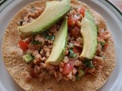 Una foto de ceviche de aguacate