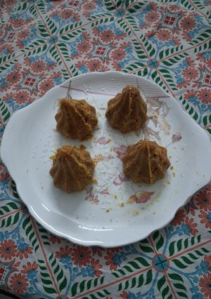 बेसन मोदक रेसिपी मुख्य फोटो