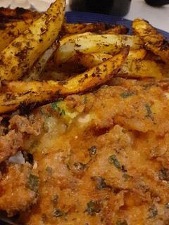 Una foto de Milanesas de pollo con papas al horno