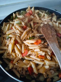Una foto de Macarrones con champiñones y verduras