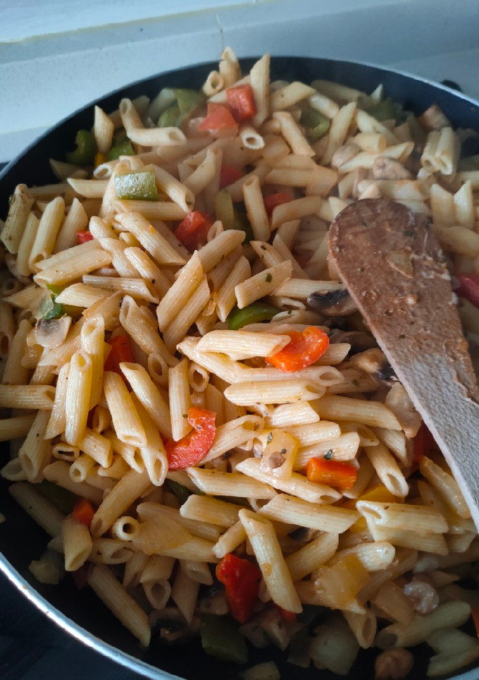 Una foto de Macarrones con champiñones y verduras