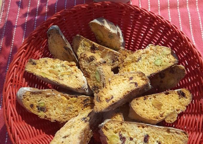 Italian Biscotti with cranberries and pistacho nuts: no fat