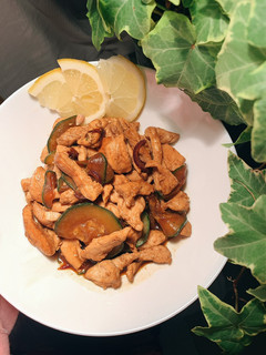 Una foto de Pollo con calabacines, salsa de soja y limón