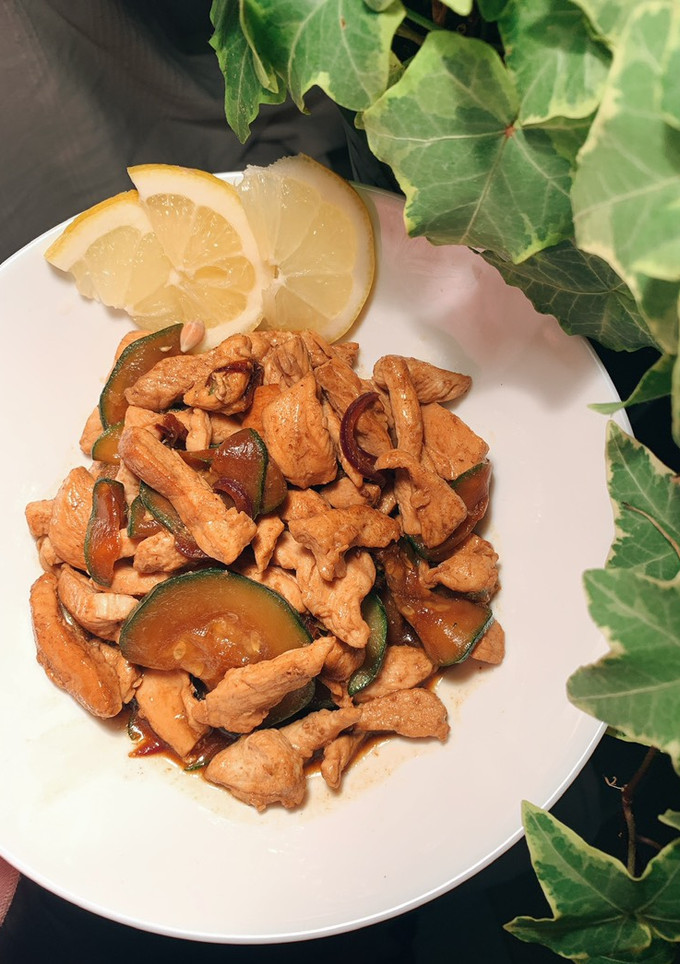 Una foto de Pollo con calabacines, salsa de soja y limón