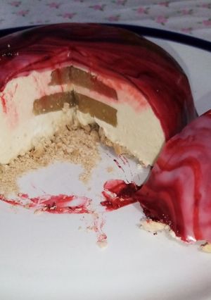 Una foto de Mousse de piloncillo con jelly de guayaba y glaseado espejo