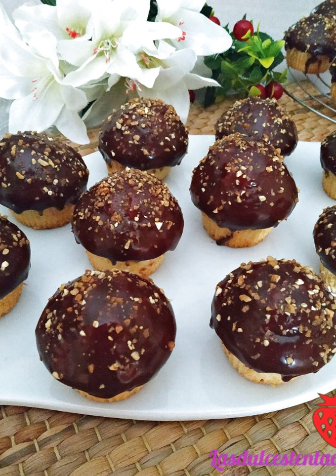 Una foto de Magdalenas con Cobertura de Chocolate Y Crocanti