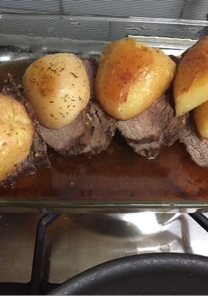 Una foto de Carne mechada con papas doradas