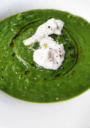 Foto di Crema di recupero ai broccoli con stracciatella