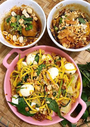Hình của món Bánh tráng trộn vịt lộn nướng muối ớt.