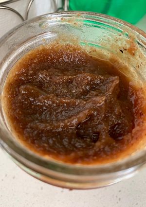ખજૂર આમલીની ચટણી (Dates Tamarind Chutney Recipe In Gujarati) રેસીપી મુખ્ય ફોટો