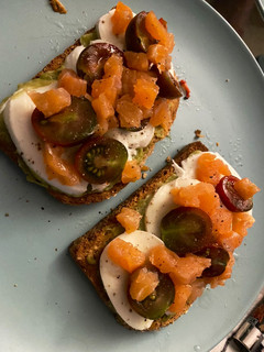 Una foto de Tosta de salmón y guacamole