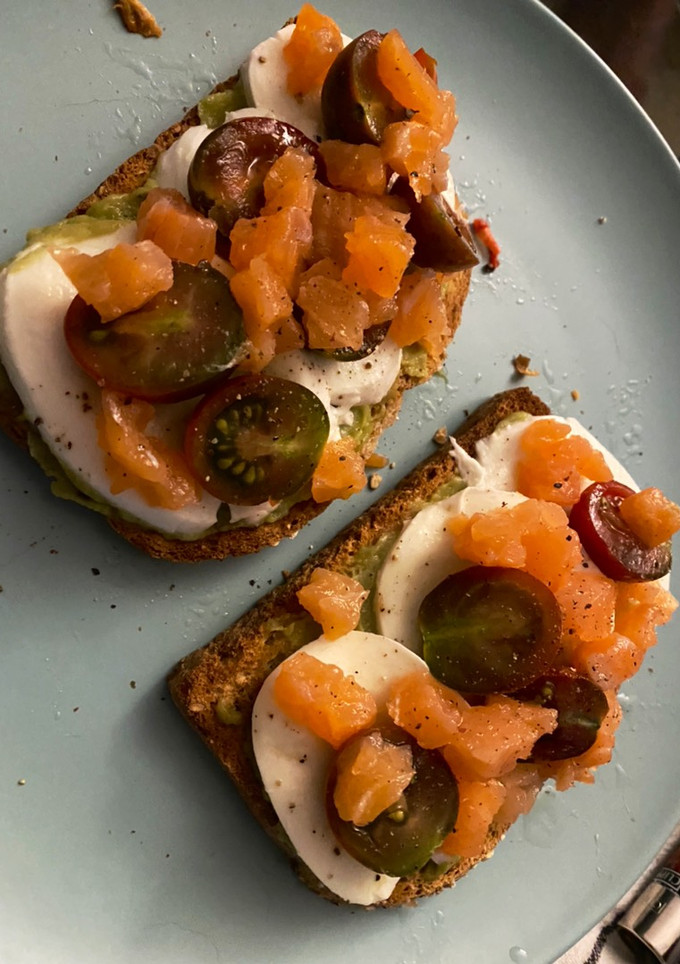 Una foto de Tosta de salmón y guacamole