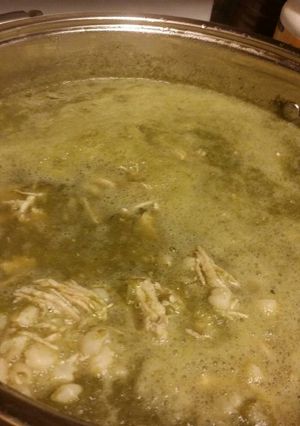 Una foto de Pozole de espinacas con pollo