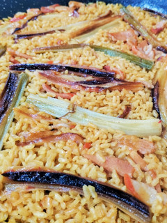 Una foto de Arroz con calçots y magreta adobada