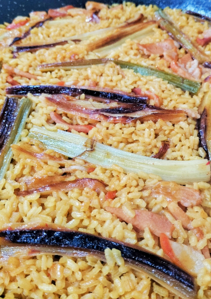 Una foto de Arroz con calçots y magreta adobada