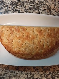 Una foto de Empanada sin gluten de Atún, Bacon, York y Aceitunas