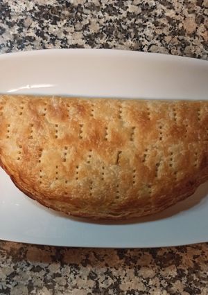 Una foto de Empanada sin gluten de Atún, Bacon, York y Aceitunas