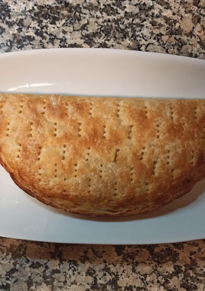 Una foto de Empanada sin gluten de Atún, Bacon, York y Aceitunas