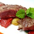 Pluma ibérica con parrillada de verduras asadas y pimientos caramelizados