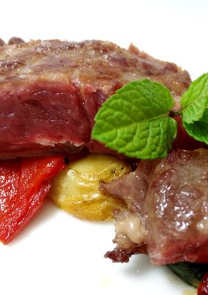 Foto principal de Pluma ibérica con parrillada de verduras asadas y pimientos caramelizados