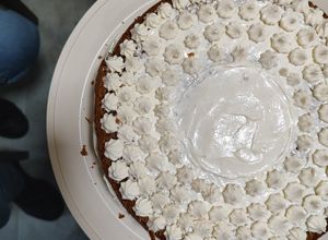 Una foto de Pastel de zanahoria relleno de pay de queso con betún de queso Philadelphia