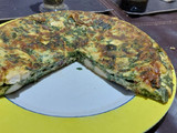 Tortilla de pollo y hojas de remolachas
