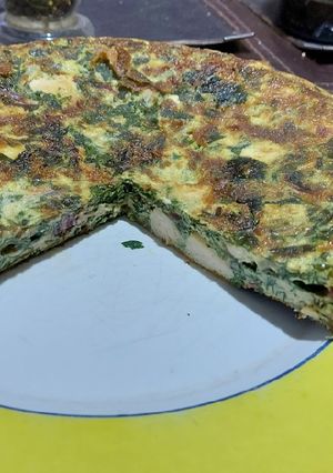 Una foto de Tortilla de pollo y hojas de remolachas