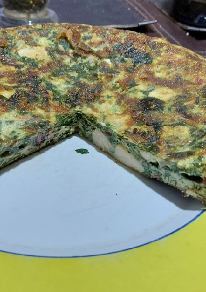 Una foto de Tortilla de pollo y hojas de remolachas
