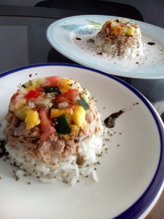 Una foto de Pocket de atún con pepino y mango